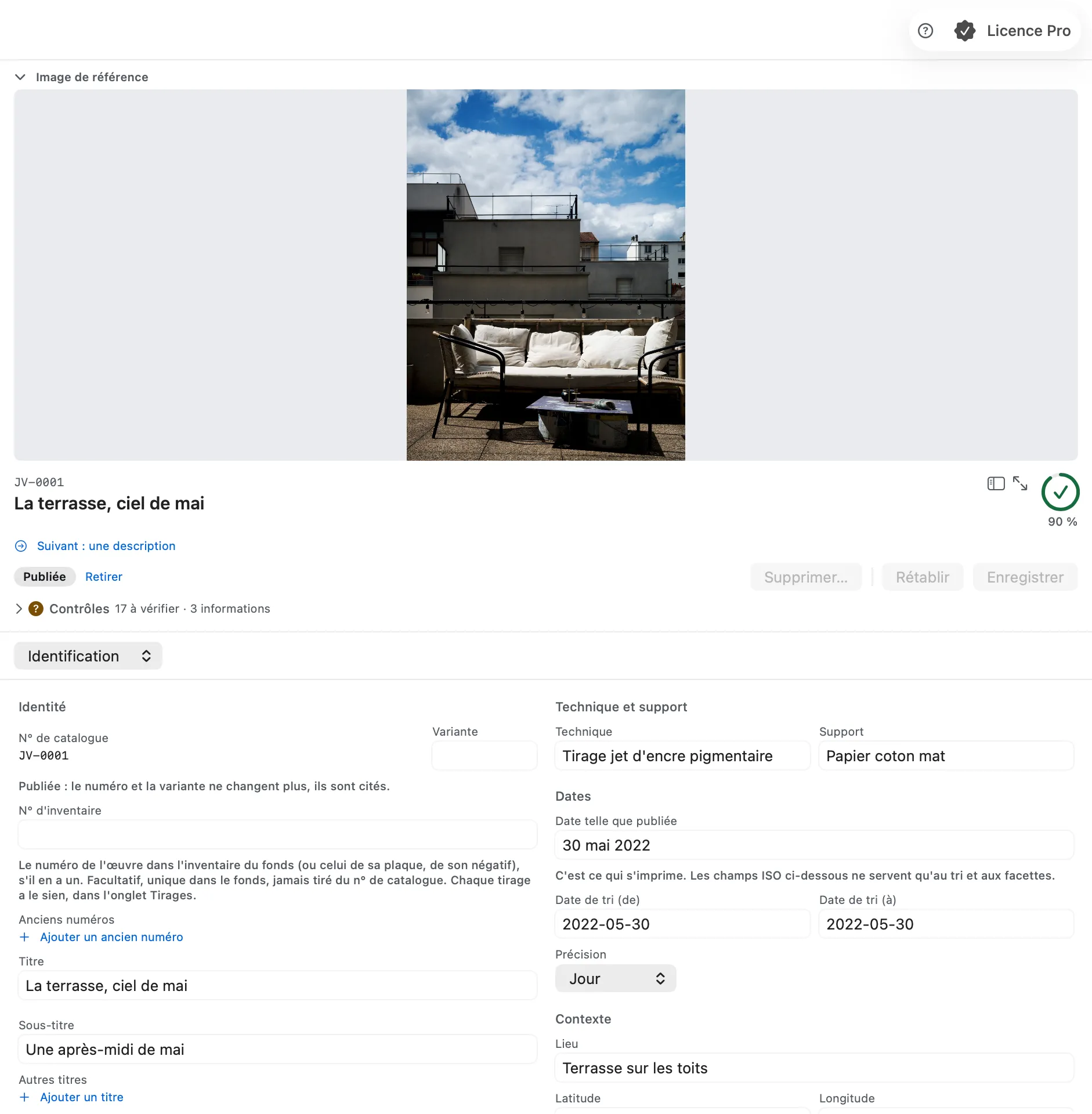 La notice d’une œuvre publiée, onglet Identification : image de référence, complétude et lien Suivant, statut, puis les groupes Identité, Technique et support, Dates et Contexte